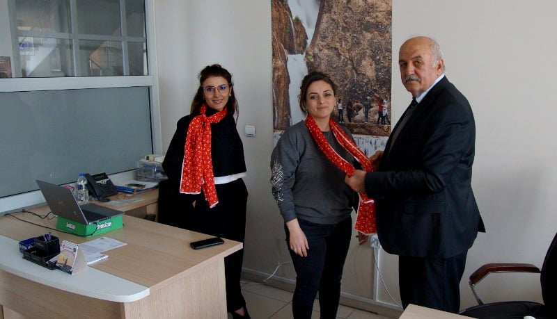 كادين پرسونلره تورك بايراكلي ٨ مارت هدييسي