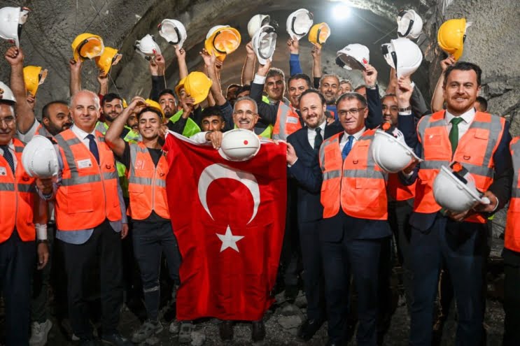 ٣٢ ويراژلار إیله ٤٠ داكيكه كأوزلدره تونلي إیله ٦ داكيكه