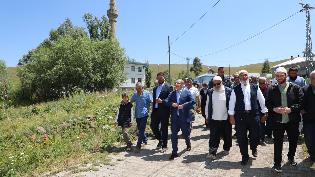 كارس واليسي زييه پولات، قرەچوبان كويو’نده واتانداشلارله بولوشتی