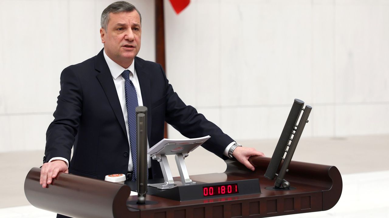 تشپ’لي وزكور يلان، مب’ين كونتنژان قرەريني مجليسه تاشييور