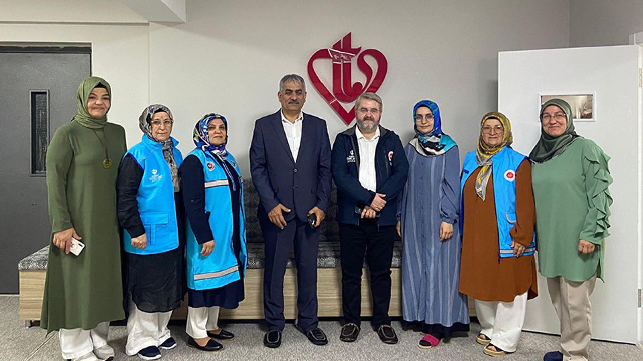 تدو كونولوسی كادينلار، مينيك ايلرله موتفاكته