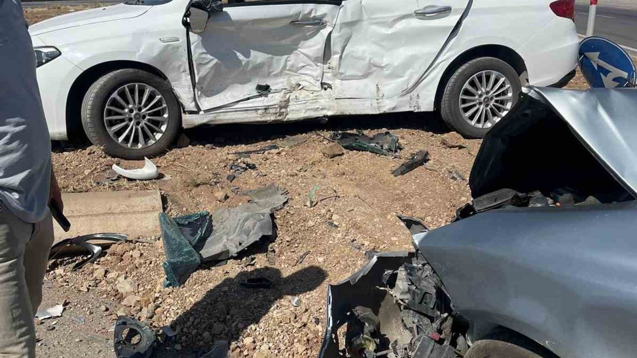 بينكول كارليووا’ده اوتوموبيلر چارپيشتي: ٢ يارالي