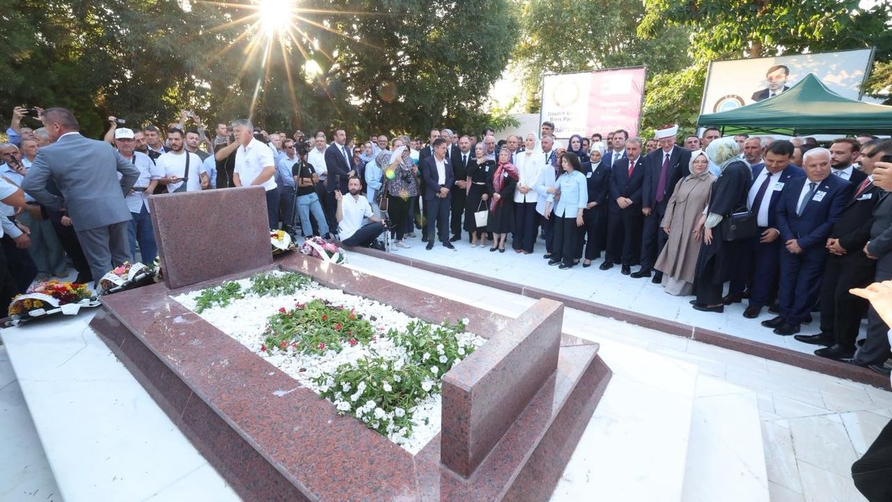 باشقان بويوكاكين، كوميلجین’ده در. ساديك احمد انماسينه كاتيلدي