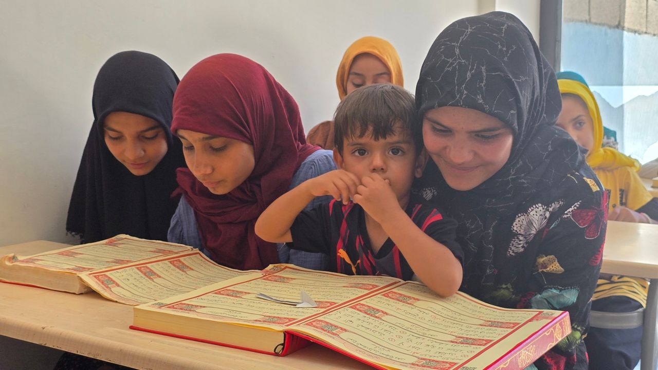 ايييوبيي’ده كادينلار اورتييور، وگرتييور، كوچلنييور