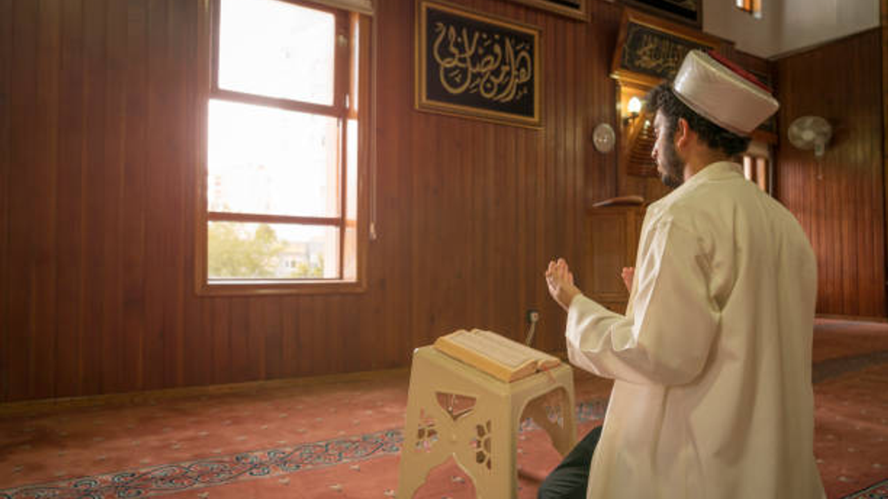 كونيا’ده ساهته ديپلومه إیله إیماملق ياپان ٤ إیسمايلاگه مااتي اويسي توتوكلاندي