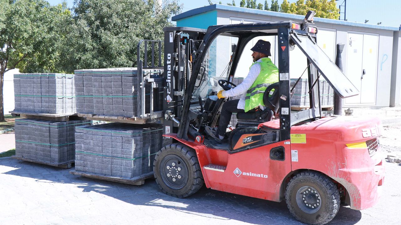 هاليليي’ده پاركه تاشي چاليشمالارييله يولار ينيلنييور