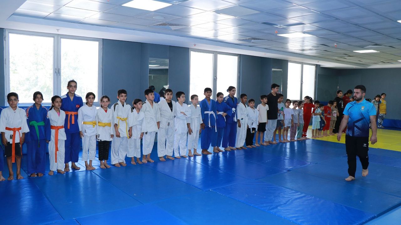 سپورون كالبي هاليليي’ده اتييور: مينيك ژودوجولار كلگه حاضرلانييور