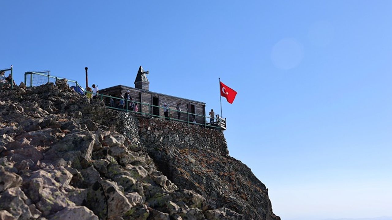 “وچورومداكي مسجیت” دوگه توتكونلاري و داگجيلارين روتاسينده