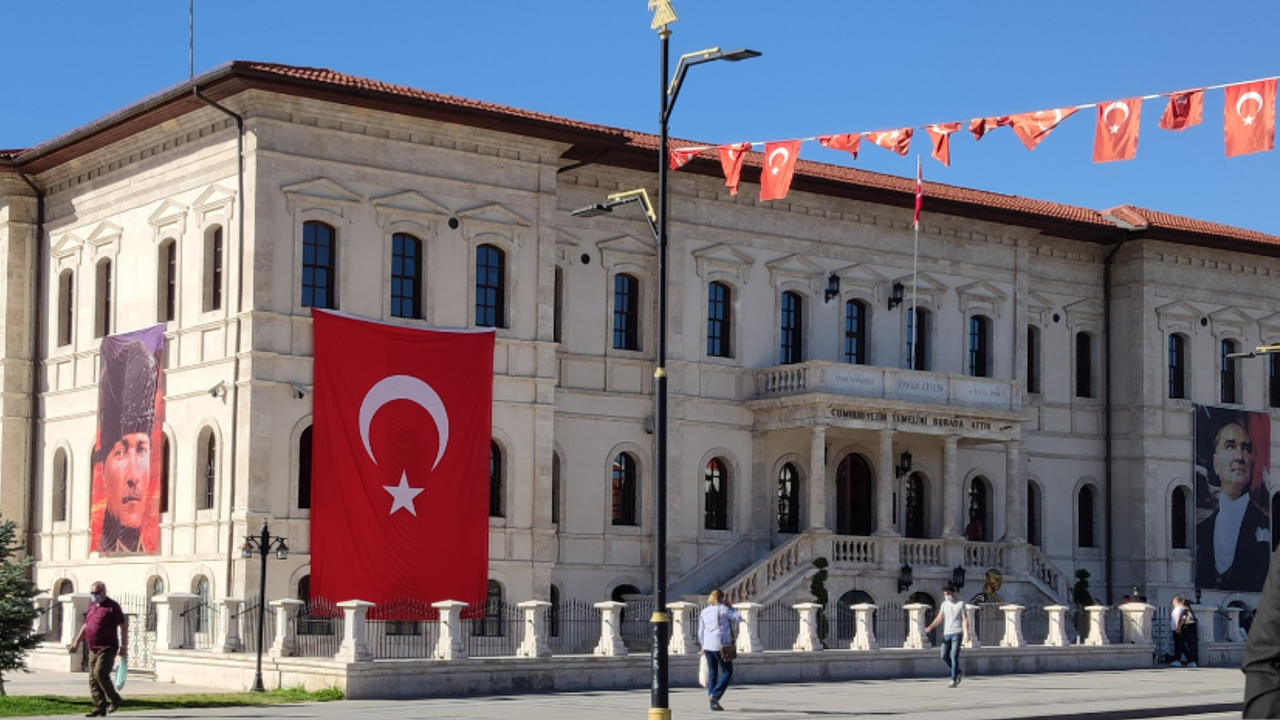 باشقان هاكان باكار: جمهورييت مشالسي يولوموزی ايدينلاتماكتادر