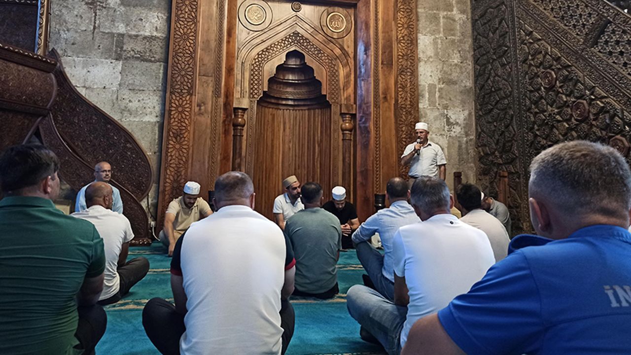 اقساراي’ده هوكوملولر موليد-ي نبي كزيسينده