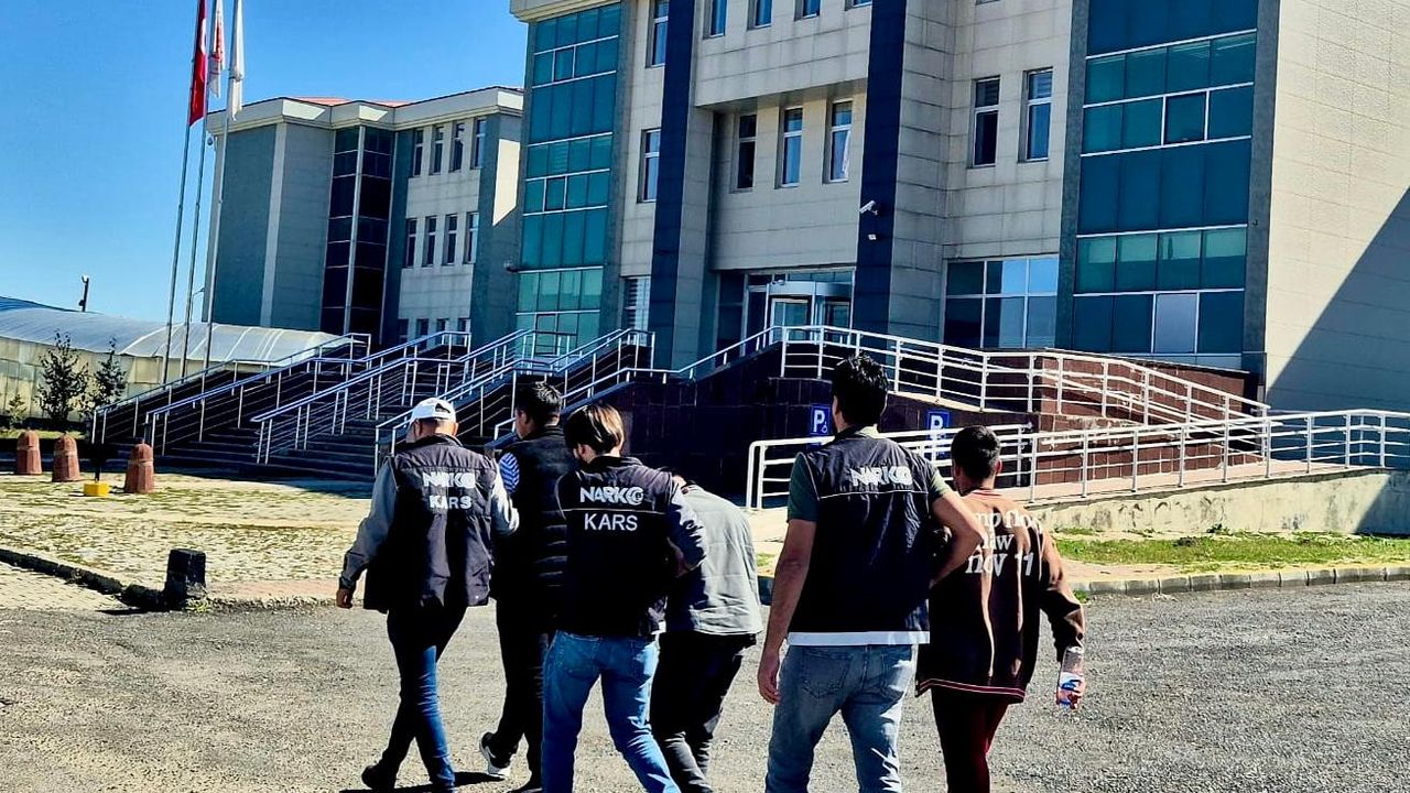 كارس’ته اويوشتوروجی اوپراسيونو: ٣ شوفلي توتوكلاندي