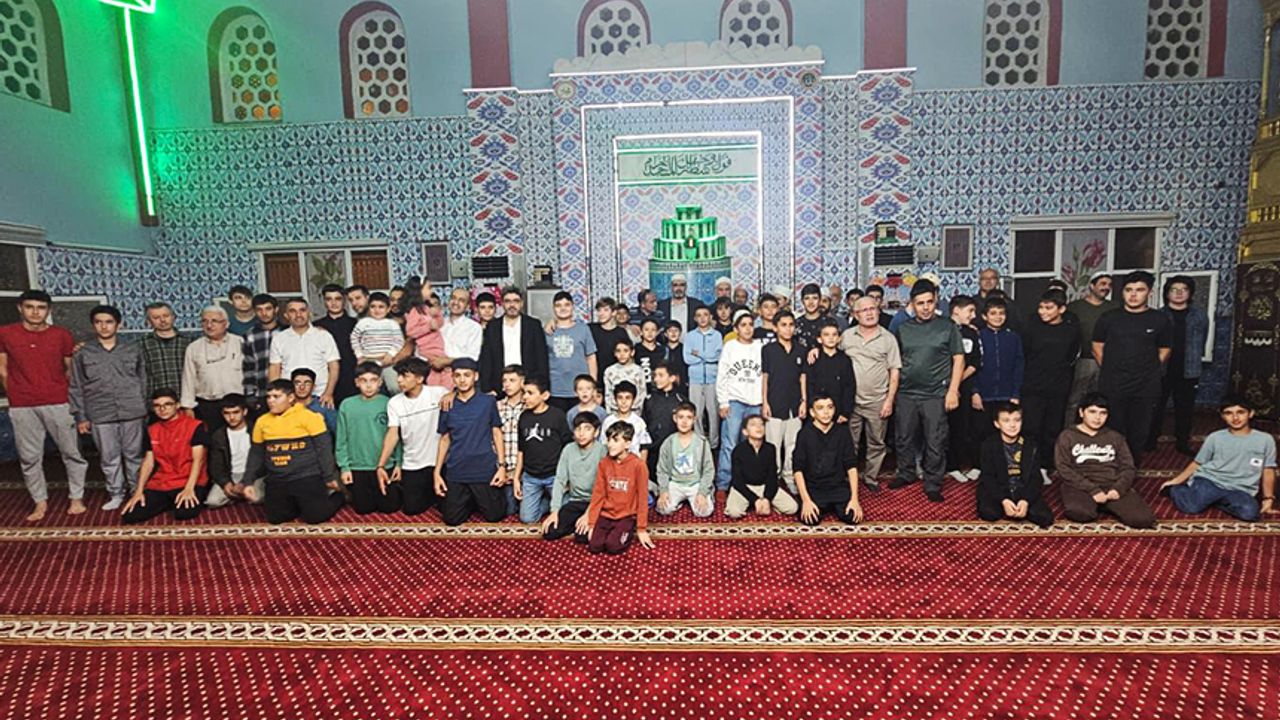 آطەنا’ده إیمام هاتيپلي كنچلر جاميده بولوشتی