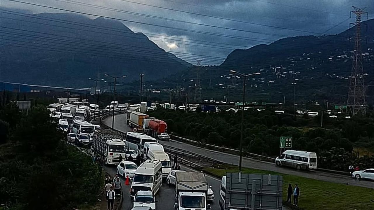 پاياس-آطەنه اوتويولو’نده سل الارمي: ترافيك تك يوندن ساگلانييور