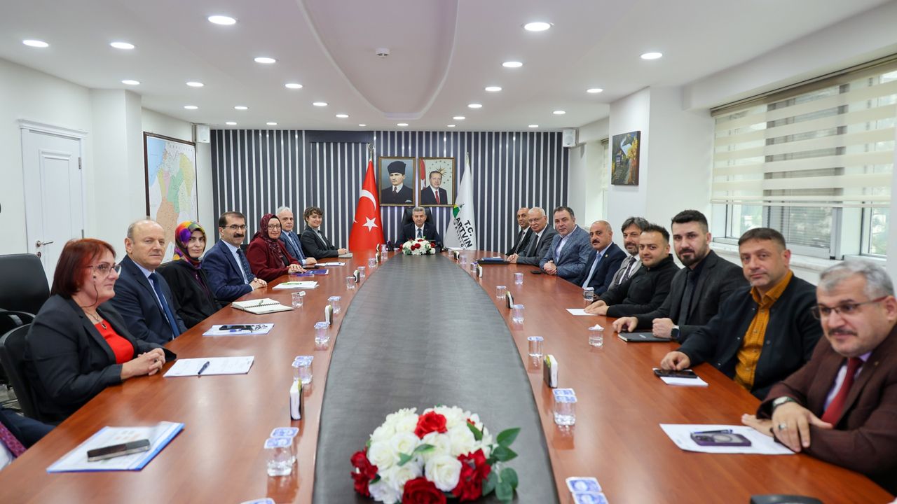 ارتوين’ده والي ايركون باشقانليگينده إیل إیستيهدام و مسلكي ايگيتيم كورولی توپلانتيسي ياپيلدي