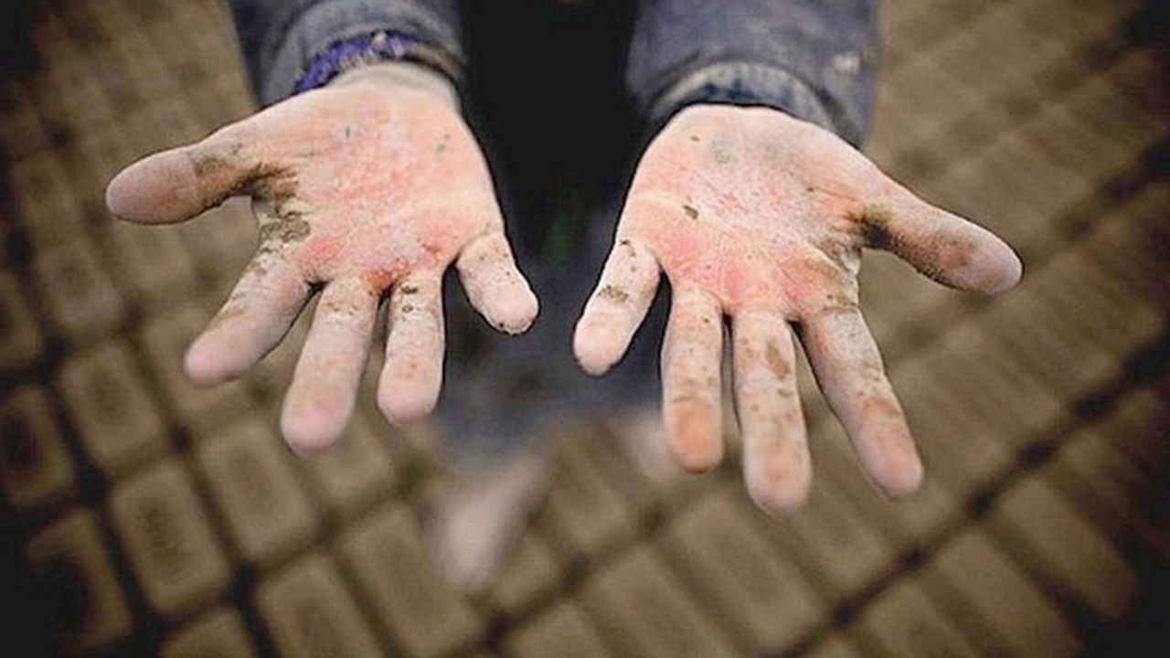 ١٦ ياشينداكي چوجوك إیشچي كجە فابريكاده إیسينماك إیچين اتشله إیسينمايه چاليشيركن هاياتيني كايبتي