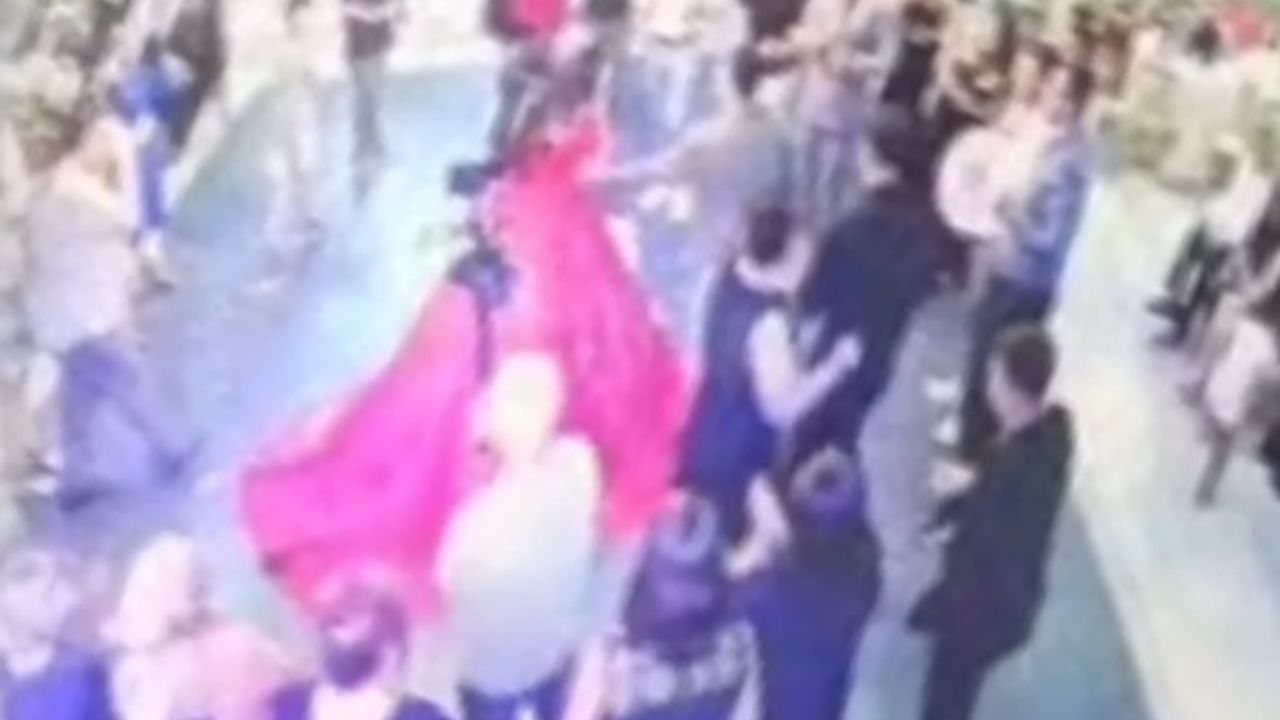 دوگون سالونونداكي دو اويز، پيسته دانس ايدن كلينين اوزرينه دوشتی