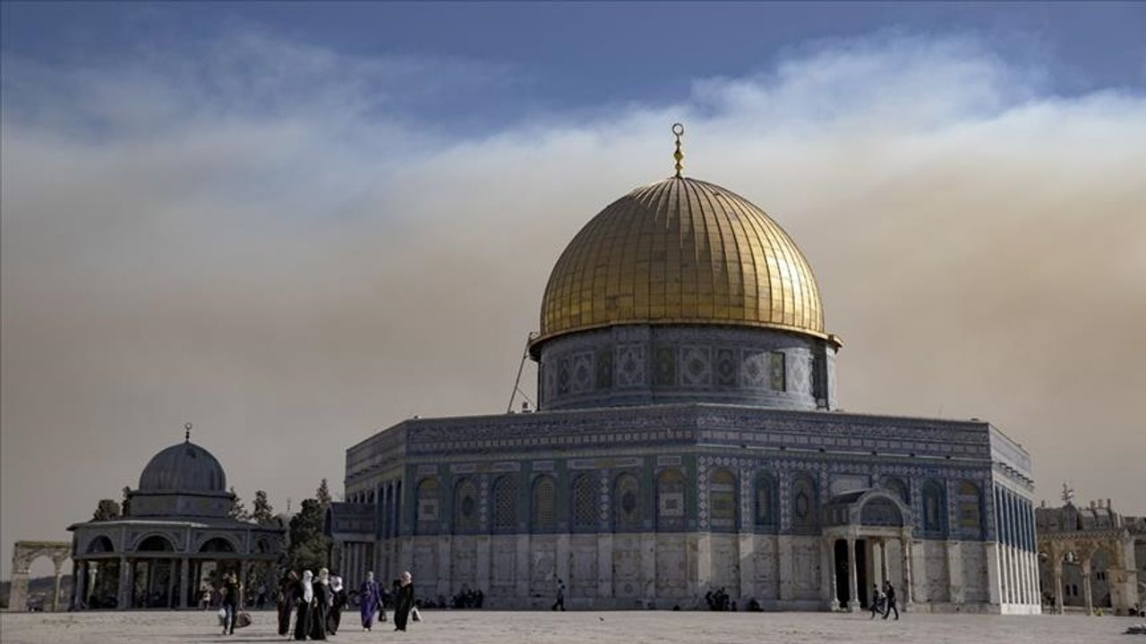 كودوس واليليگي، إیشكالجیلرين مسجید-ي اقسه چورسيندكي كازي چاليشمالاري كونوسونده اوياردي