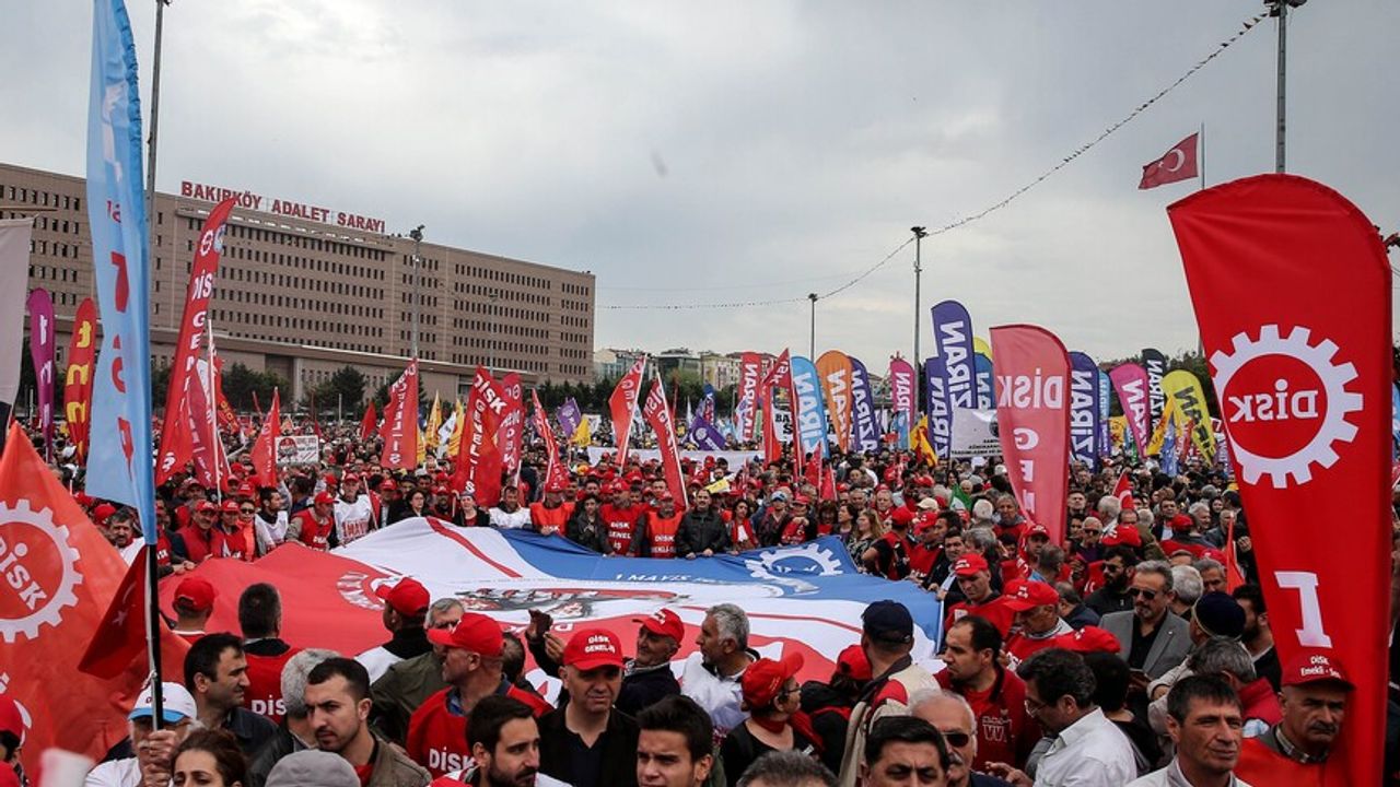 سنديكالار ١ مایس’ي يوردون دورت بير يانينده كوتلاياجاك