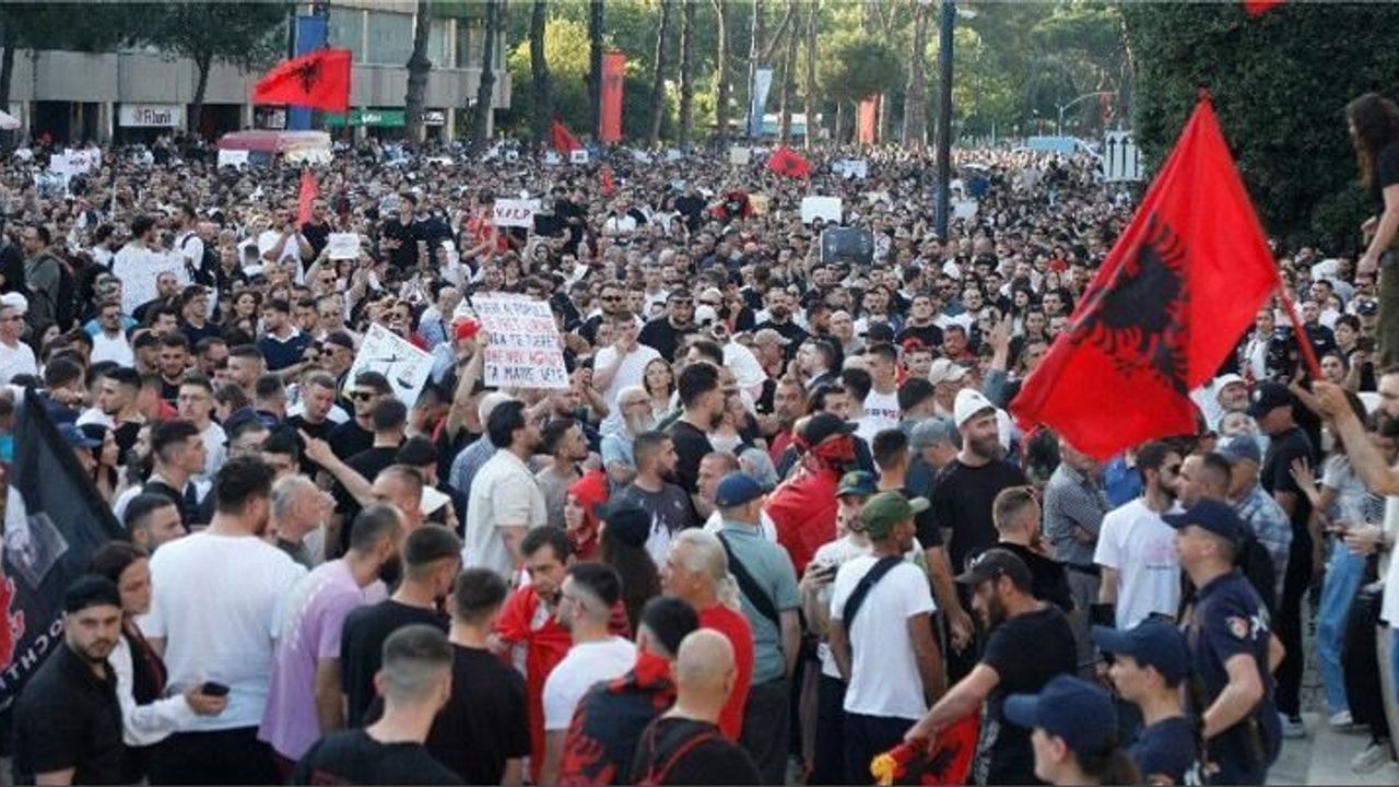 “طرومپگیللەرە” تیراندە صوغوق طوش: آرناودلق صاتیلق دگل