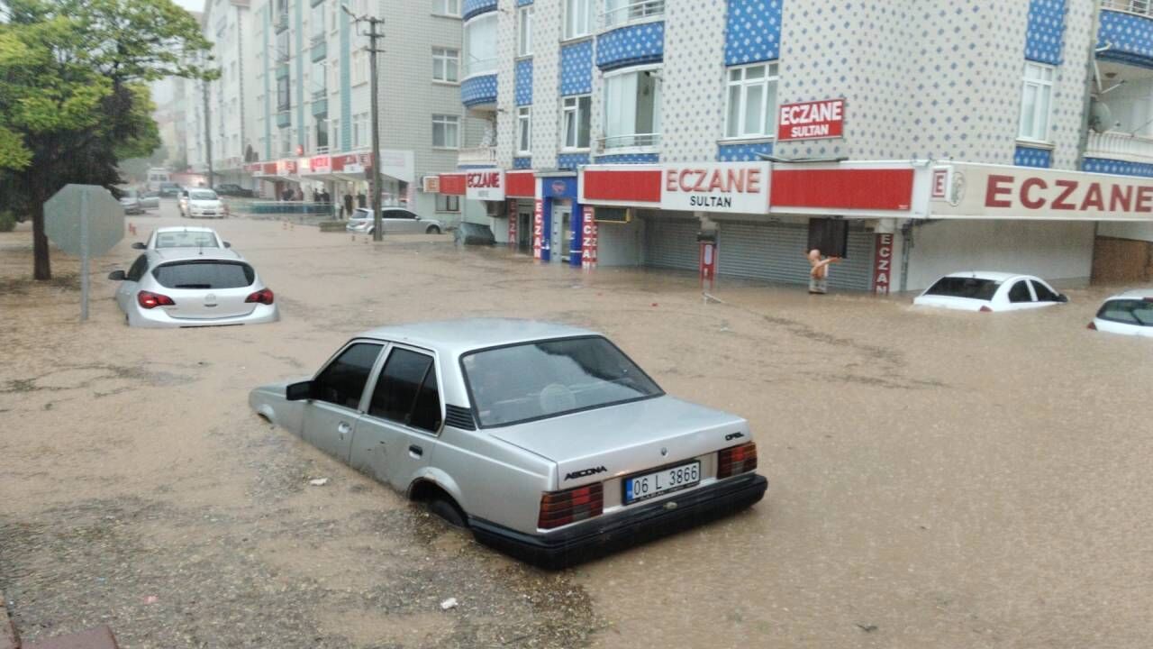 قیرشهردە سیل فلاکدی: ١٥ آراج محصور قالدی