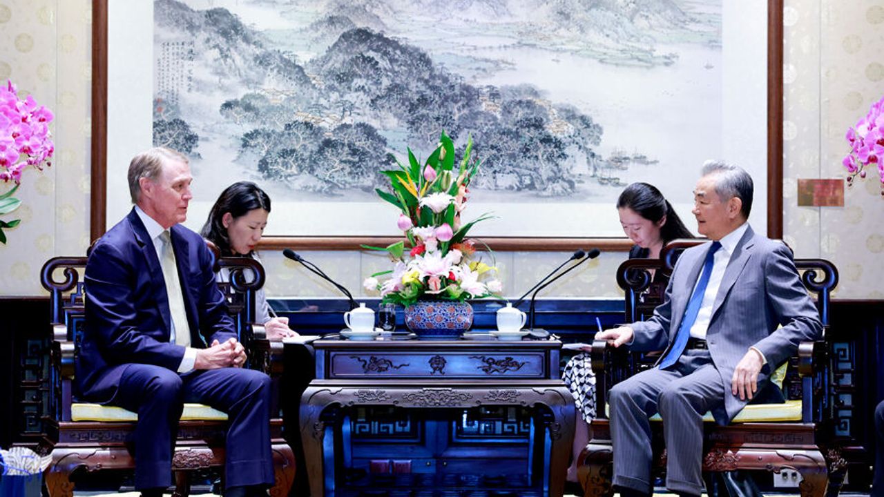 وانك یی عبدنڭ بیجیڭ بویوکلچیسی ایلە گوروشدی: ستراتژیك استقرار وورغوسی – Wang Yi ABD’nin Beijing Büyükelçisi ile görüştü: Stratejik istikrar vurgusu