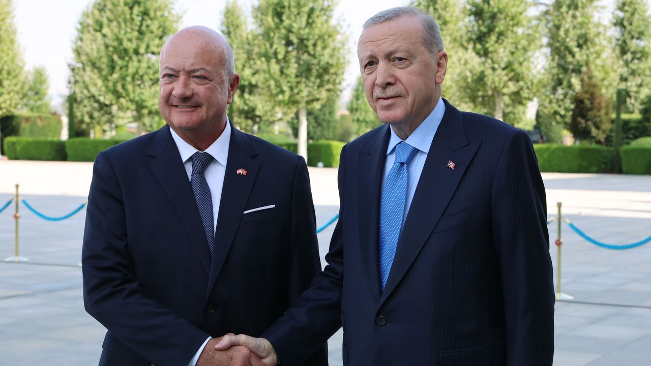 جمهورباشقانی ارطوغان، آوستوریه باش باقانی صطوجقەری رسمی تورنله قارشیلادی