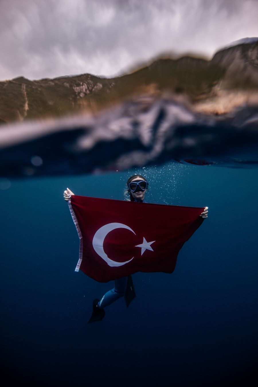 ملی سپورجی شاهقه أرجومن ٣٠ آغستوس ایچون “ظفر دالیشی” یاپدی – Milli sporcu Şahika Ercümen 30 Ağustos için “Zafer Dalışı” yaptı