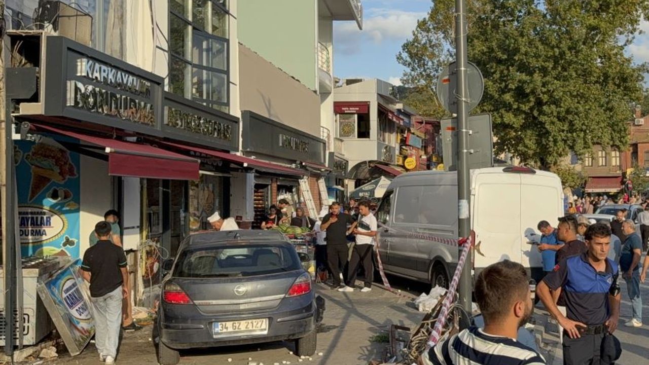 بگقوزدە اوطوموبیل قالدیریمە چیقتی: ٦ کیشی یارەلاندی – Beykoz’da otomobil kaldırıma çıktı: 6 kişi yaralandı
