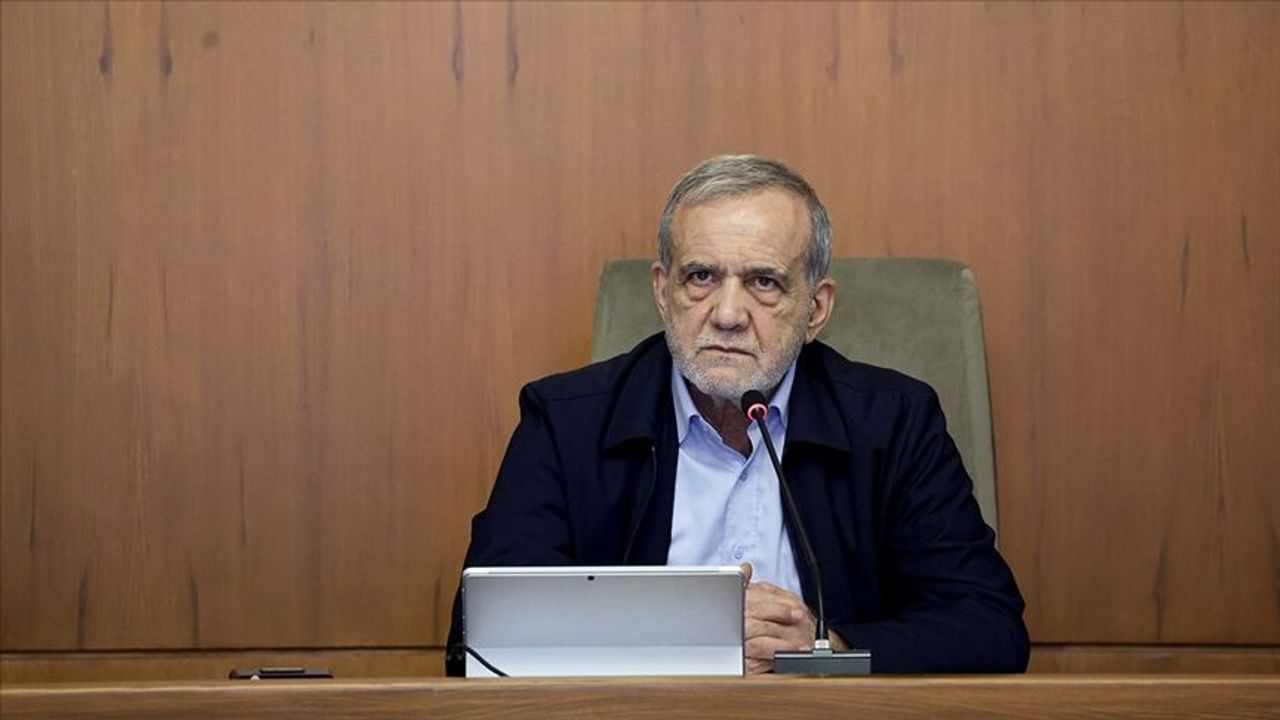 پزشکییان: دشمنلر ایرانی قائوصە سوروکلەمەیی آماچلییور – Pezeşkiyan: Düşmanlar İran’ı kaosa sürüklemeyi amaçlıyor görseli