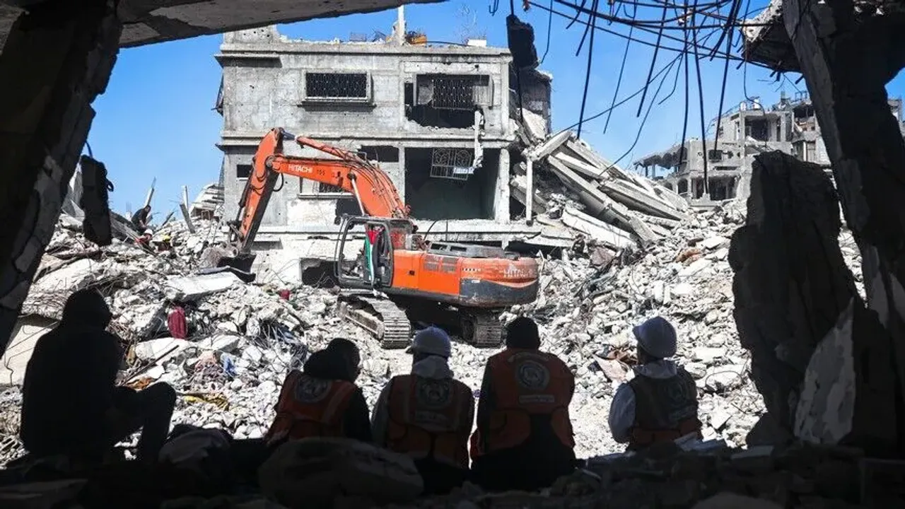 غزّەدە انقاض آلتیندن ٢١ فلسطینلینڭ نعشی چیقاریلدی görseli
