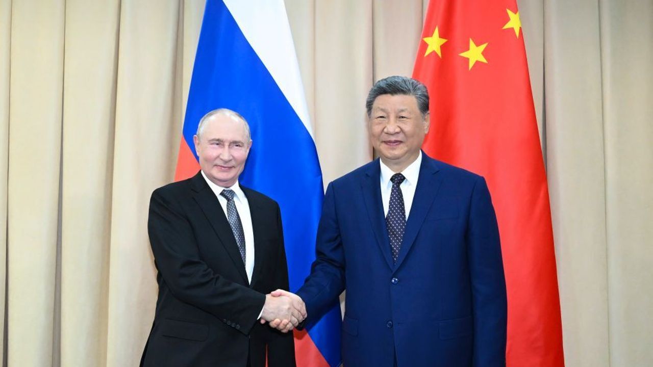 کسی ژڭپڭك و ولادمیر پوتڭ بیشکكدە بر آرایە گلدی – Xi Jinping ve Vladimir Putin Bişkek’te bir araya geldi