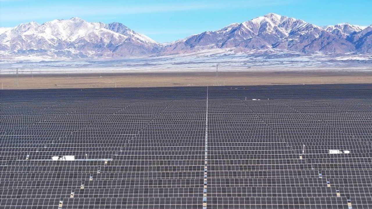 چیندە گونش انرژیسی کوموری گریدە بیراقدی – Çin’de güneş enerjisi kömürü geride bıraktı
