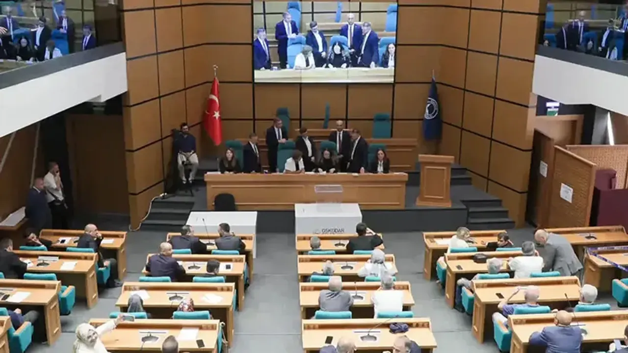 اسکداردە دنگەلر دگیشدی: ٤ جخپلی مجلس أویەسی آق پارتییە قاتیلدی – Üsküdar’da dengeler değişti: 4 CHP’li meclis üyesi AK Parti’ye katıldı