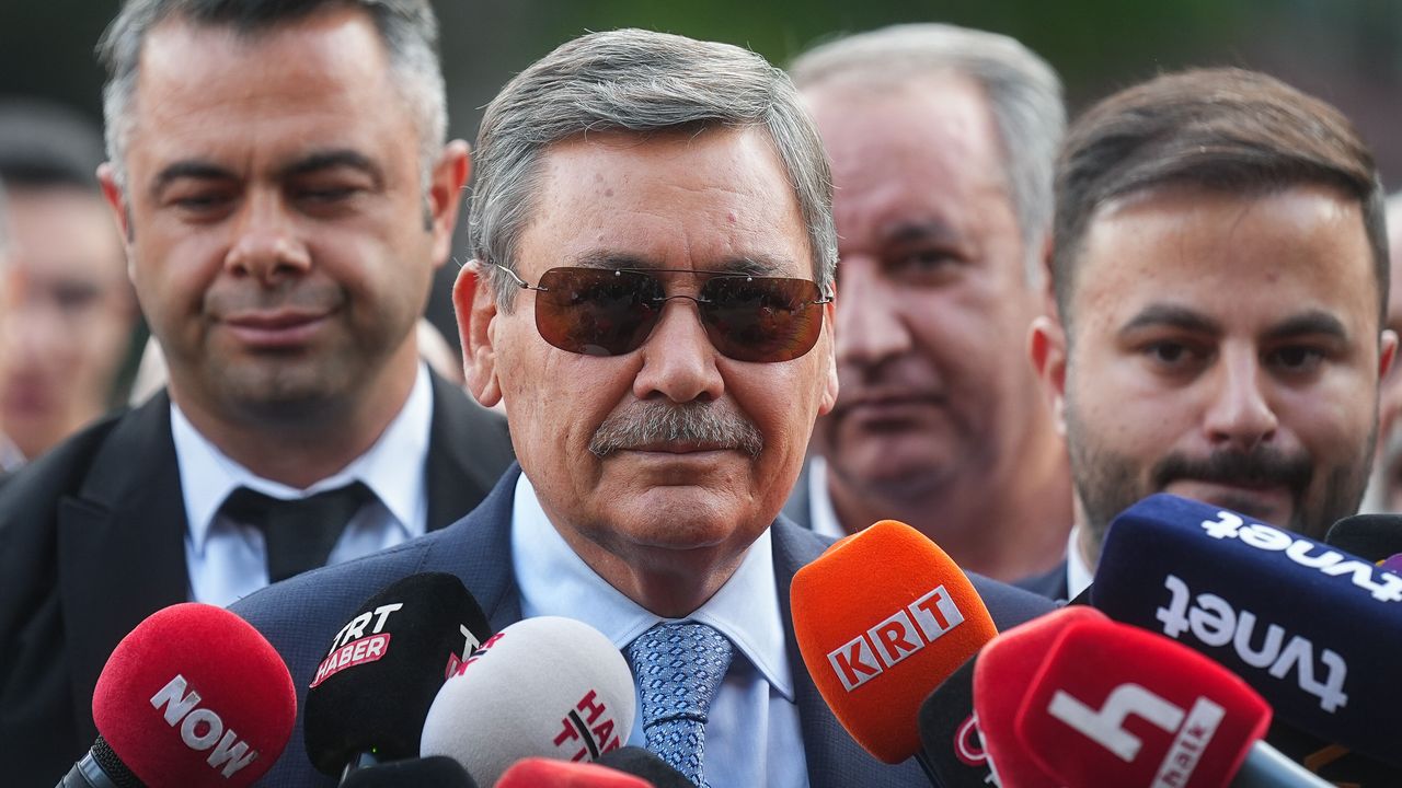 ملیح گوکچكڭ اوغلی و گلیننە یورت طیشی یاساغی! – Melih Gökçek’in oğlu ve gelinine yurt dışı yasağı!