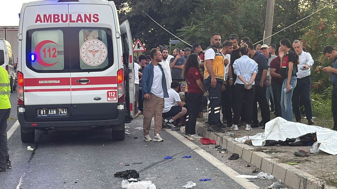 دوزجەدە دیر ایلە طاریم آراجنڭ چارپیشمسی صوڭوجی ٤ کیشی أولدی، ٩ کیشی یارەلاندی – Düzce’de tır ile tarım aracının çarpışması sonucu 4 kişi öldü, 9 kişi yaralandı