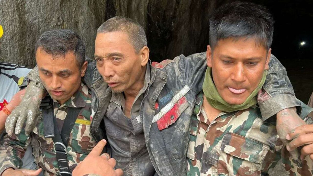 نپالدە فلاکتدن ١٠ گون صوڭرە معجزه: چین وطنداشی صاغ قورتاریلدی – Nepal’de felaketten 10 gün sonra mucize: Çin vatandaşı sağ kurtarıldı