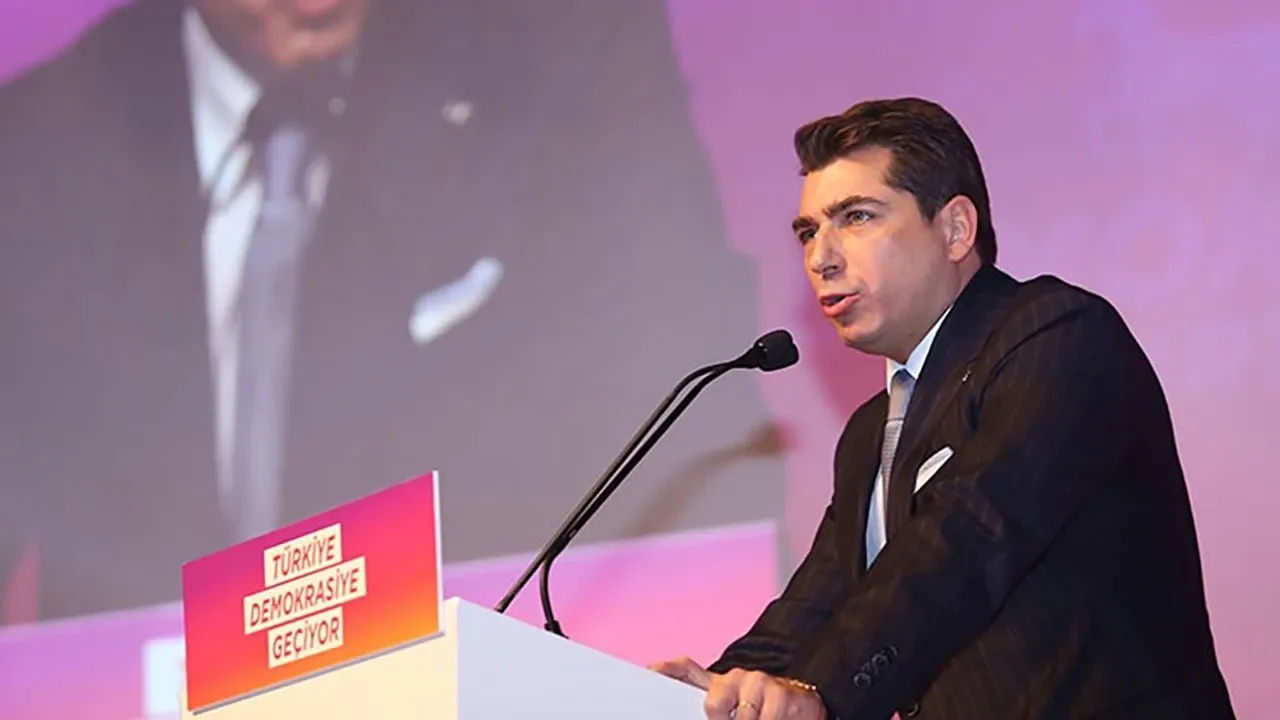 “أوزگورلكدن بخستنلر، صوصمامزنی ایستەدی.” – “Özgürlükten bahsedenler, susmamızı istedi.”