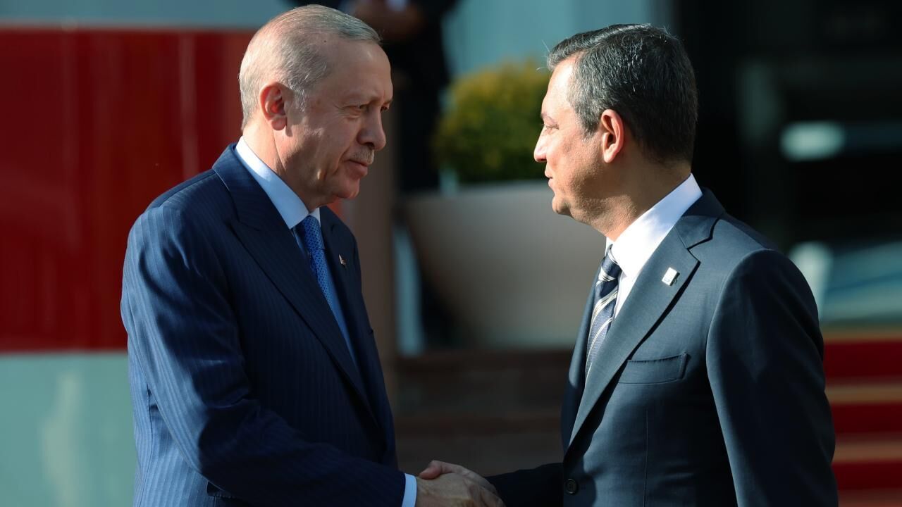 ارطوغان، أوزگور أوزلدن ٨٠٠ بیڭ لیره تضمینات قازاندی – Erdoğan, Özgür Özel’den 800 bin lira tazminat kazandı