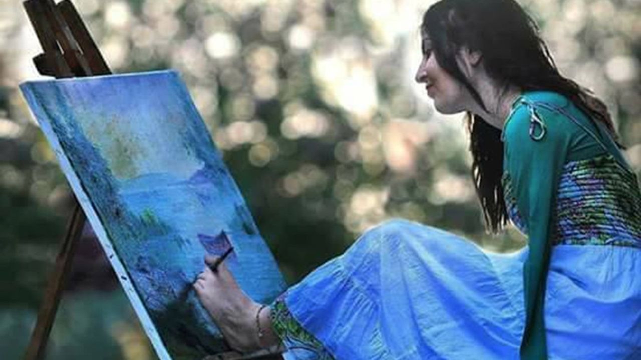 آیاقلرییله رسم یاپان عایشە ایشیقڭ سرگیسی آنقرەدە آچیلدی – Ayaklarıyla resim yapan Ayşe Işık’ın sergisi Ankara’da açıldı