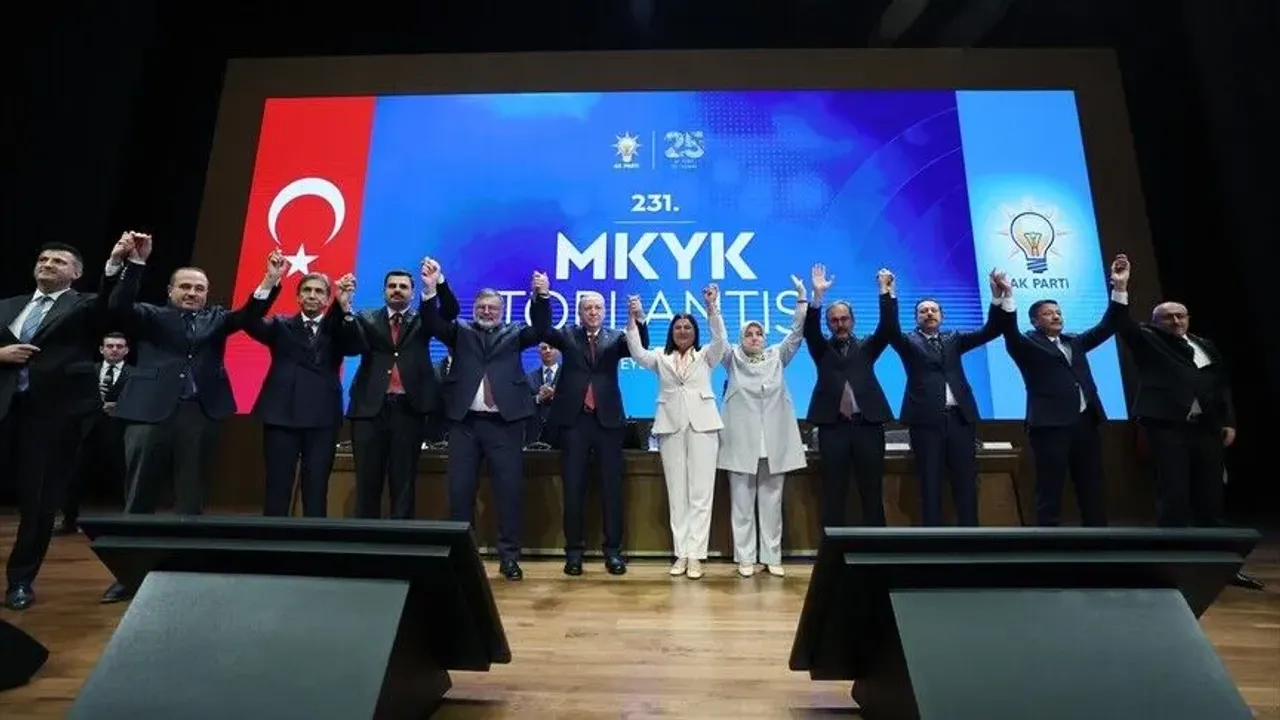 جمهورباشقانی ارطوغان، آق پارتییە قاتیلان بلدیه باشقانلرنە روزتلرنی تقطیع! – Cumhurbaşkanı Erdoğan, AK Parti’ye katılan belediye başkanlarına rozetlerini taktı!