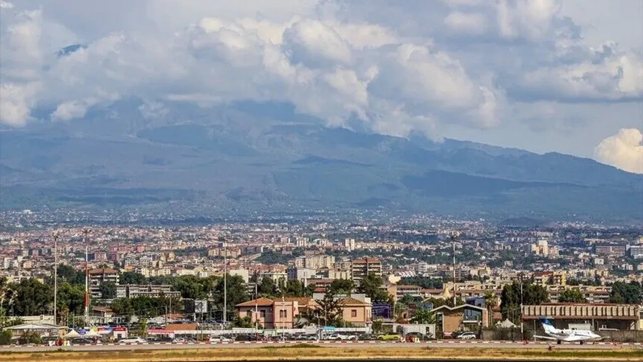 أتنه آلارمی: قول پوسکورمسی هوا اولاشیمینی اتکیلییور – Etna alarmı: Kül püskürmesi hava ulaşımını etkiliyor