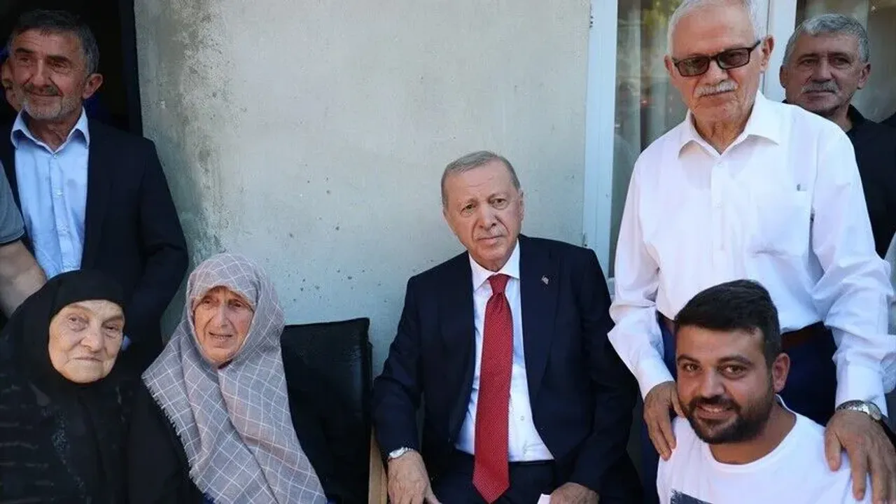 جمهورباشقانی ارطوغان، ریزەدە قوڭشولرنی زیارت ایتدی – Cumhurbaşkanı Erdoğan, Rize’de komşularını ziyaret etti