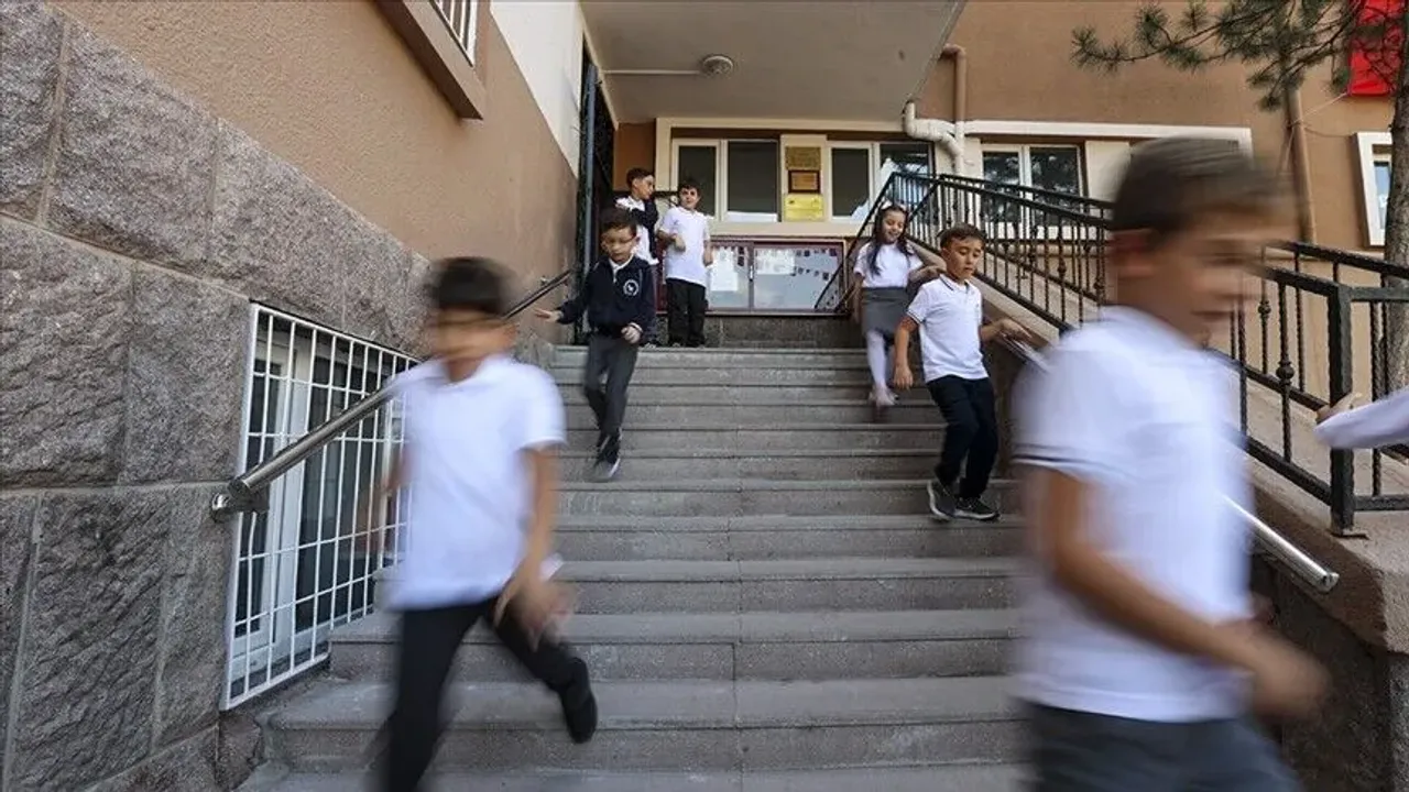 اوقوله گیتەجكلر دقّت: استانبولدە اوقول ساعتلری دگیشدی! – Okula gidecekler dikkat: İstanbul’da okul saatleri değişti!