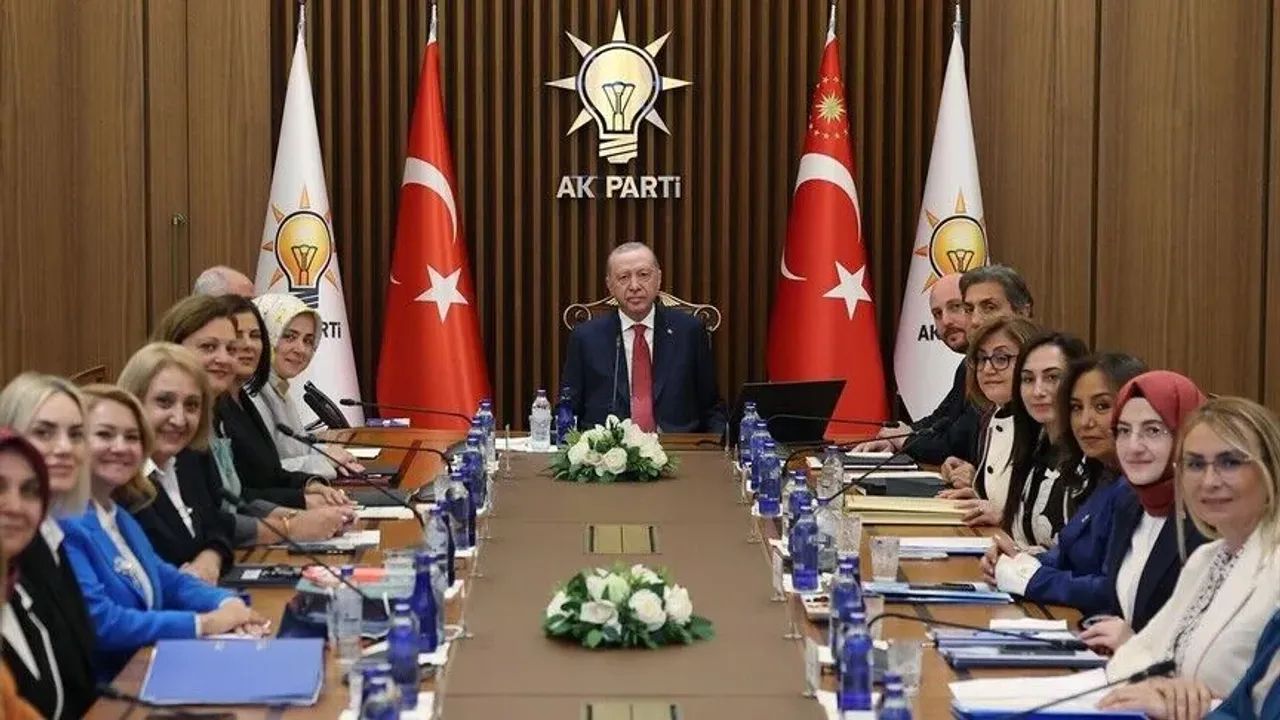 جمهورباشقانی ارطوغان قادین بلدیه باشقانلرییله بر آرایە گلدی! – Cumhurbaşkanı Erdoğan kadın belediye başkanlarıyla bir araya geldi!