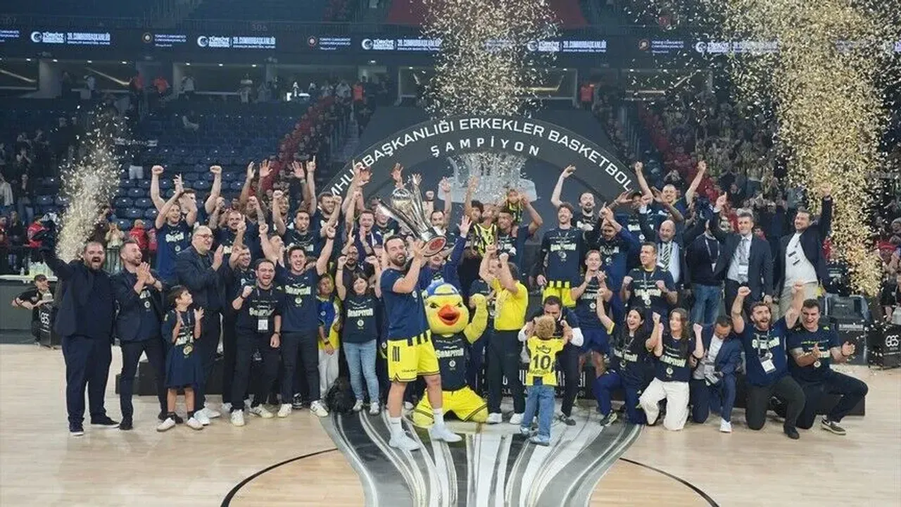 باسکتبولده ارککلر جومحورباشقانلغی قوپەسنی فنار باغچە طارفین قازاندی! – Basketbolda Erkekler Cumhurbaşkanlığı Kupası’nı Fenerbahçe Tarfin kazandı!