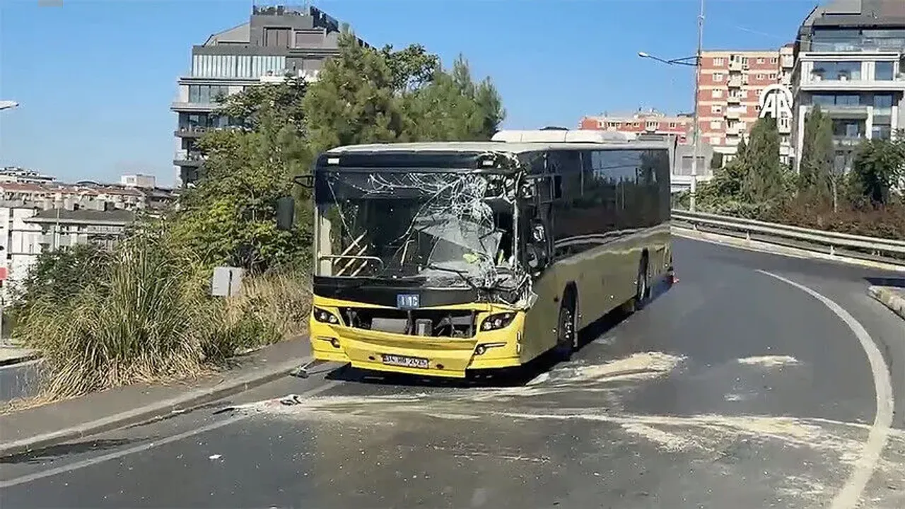استانبولدە قورقودان قضا: أیەتت اوطوبوسی ایلە ایش ماکینەسی چارپیشدی! – İstanbul’da korkutan kaza: İETT otobüsü ile iş makinesi çarpıştı!