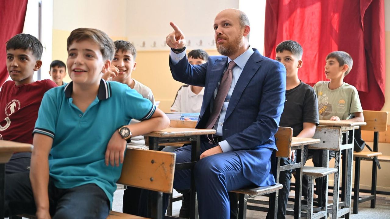بلال ارطوغاندن دیاربکردە آڭلاملی زیارت: “گلەجگڭزنی تهلکەیە آتماین” – Bilal Erdoğan’dan Diyarbakır’da anlamlı ziyaret: “Geleceğinizi tehlikeye atmayın”