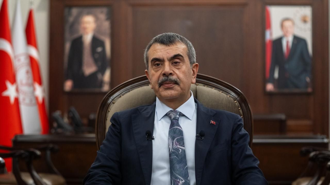 تکین آچیقلادی: تورکیەدە صنف موجودلری اورتەلامە ٢١ أوگرنجی – Tekin açıkladı: Türkiye’de sınıf mevcutları ortalama 21 öğrenci