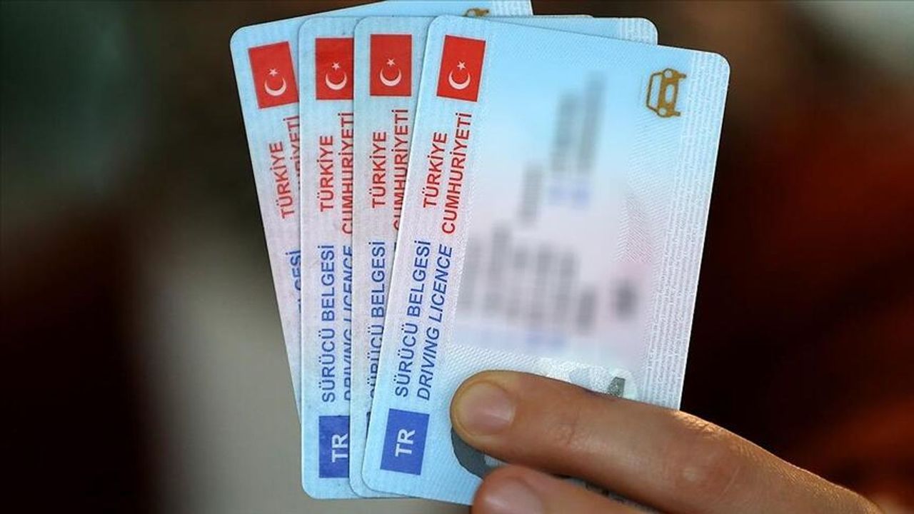أسنیورطدە ترافیك طارتیشمسینه قاریشان سوروجنڭ اهلیدی دائمی ابطال ایدیلدی! – Esenyurt’ta trafik tartışmasına karışan sürücünün ehliyeti daimi iptal edildi!