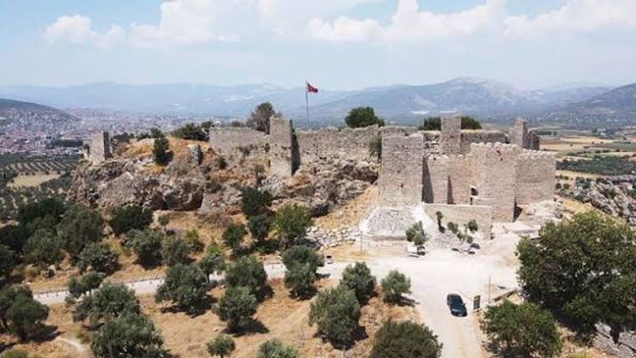بچین آنتیك کندڭدەكی قیزیلحان رستوره ایدیلییور: یاز اوقولی و قونفەرانس مکانی اولاجق – Beçin Antik Kenti’ndeki Kızılhan restore ediliyor: Yaz okulu ve konferans mekânı olacak